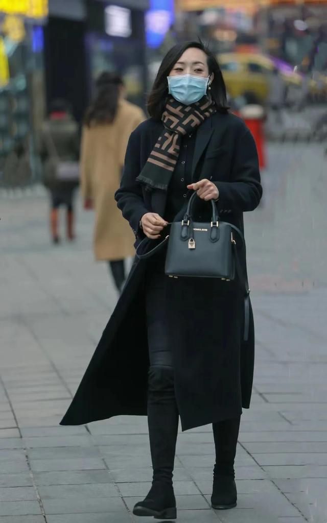 外贸围巾怎么搭配，Fendi、LV、Loewe爆款围巾穿搭示范