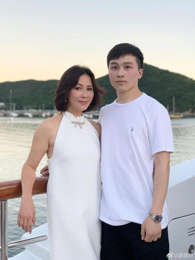 刘嘉玲身价多少亿，刘嘉玲个人简历（同进同出情胜母子）