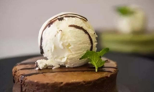 如何自己做冰激凌，怎么自己做冰激凌（自己在家制作冰淇淋）