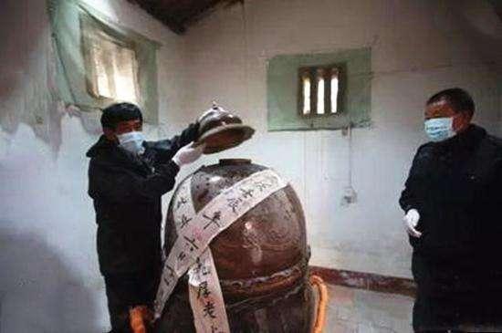 坐缸是什么意思，坐化缸是什么意思（坐缸3年修成肉身菩萨）