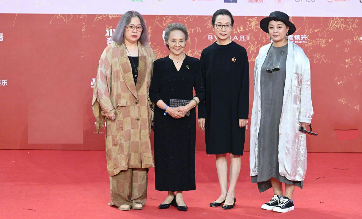 奚美娟北影节红毯照!穿小黑裙戴眼镜彰显高级美,67岁状态真优雅