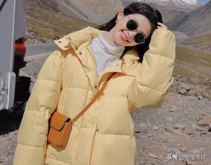 粉色紫色绿色哪个颜色显白，紫色绿色蓝色哪个颜色显白（教你选好衣服颜色让脸显白）