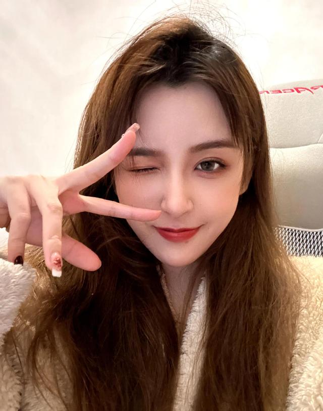 那些振奋人心的英雄联盟解说，英雄联盟赛事美女解说冯雨