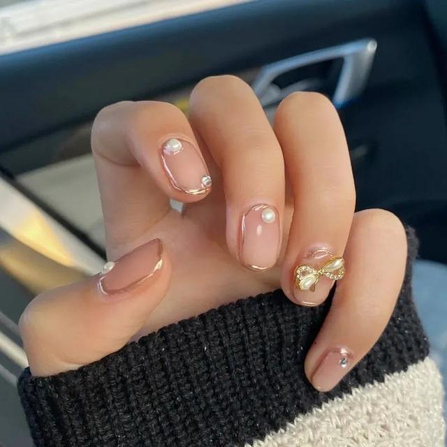 超级显白的基础款美甲，显白显嫩的美甲来一波儿~