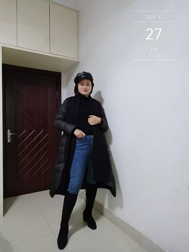 长款卫衣怎么搭配，黑色长款卫衣怎么搭配（黑色长款羽绒服的一衣多搭）