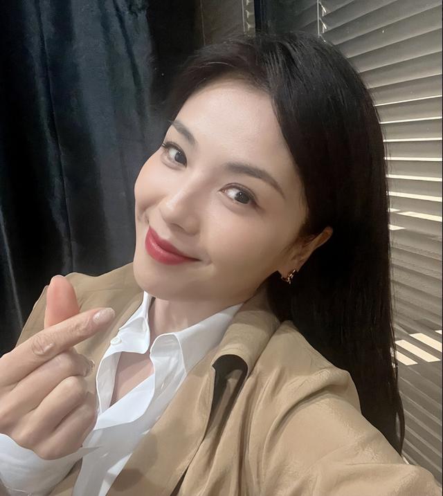 手机拍照比心手势，演员刘涛社媒晒自拍照