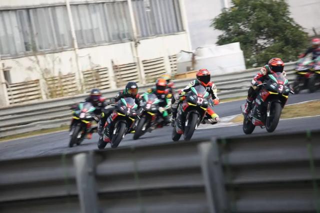 如何成为一名职业赛车手，怎么成为职业赛车手（原来普通人也可以成为专业车手）