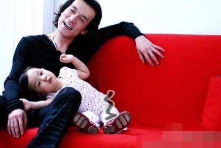 哈文改嫁的丈夫是谁，李咏妻子哈文现状（丈夫李咏病逝三年没有再嫁）