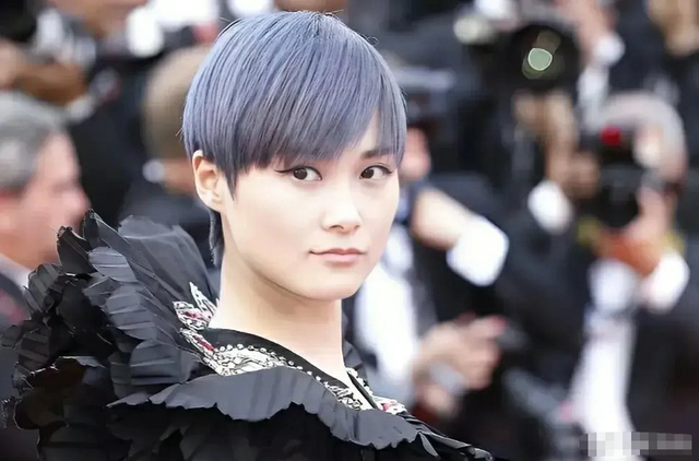 刚染完蓝黑很蓝怎么办，蓝黑染出来偏蓝怎么办（38岁李宇春现身三亚）