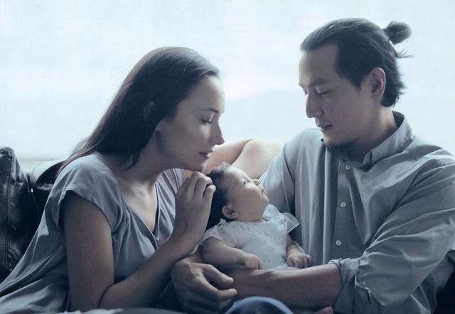 吴彦祖一家三口走红毯！9岁混血女儿染红发，爸爸透露已打了耳洞