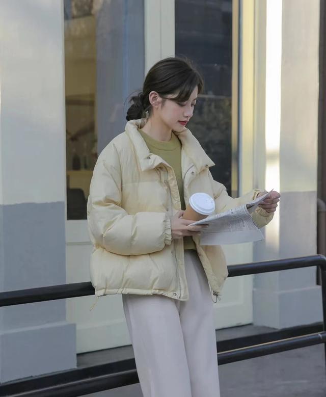 穿什么颜色的衣服最显白，穿衣服显白的几种颜色（今年羽绒服别穿黑色了）