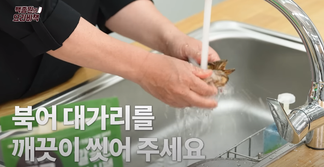 韩国豆芽汤的做法，韩国豆芽豆腐汤的做法（超清爽的白钟元豆芽醒酒汤你吃过吗）