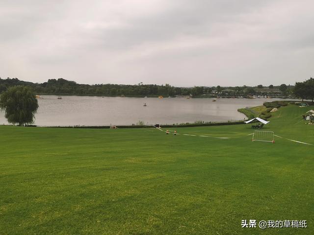 十一假期出游可畅玩银杏湖乐园，湖光山色风景迷人