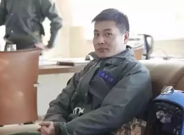 飞行员张超：为挽救舰载机牺牲后，妻子被特招入伍，已成海军上尉