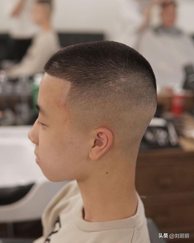 两边剃掉的发型，头发两边剪没的头型（2023新年男发这样剪）