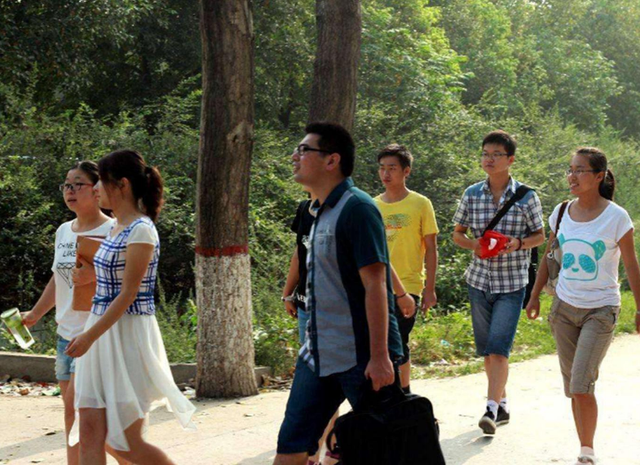 为什么一定要上大学，为什么一定要上大学作文格言（为何父母坚持让报“省内大学”）