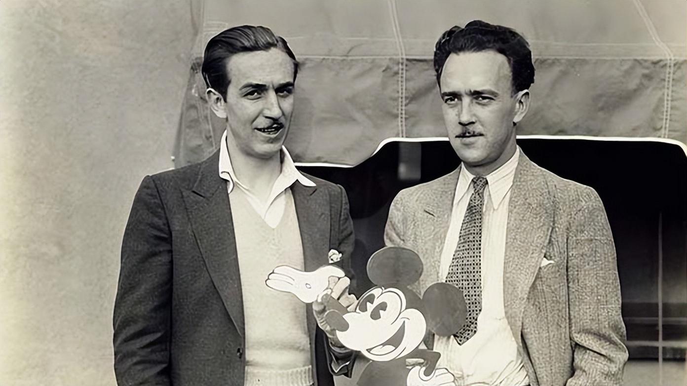 美国迪士尼乐园，美国迪士尼乐园有多好玩（最初是为了建成一座“法西斯的乌托邦”）