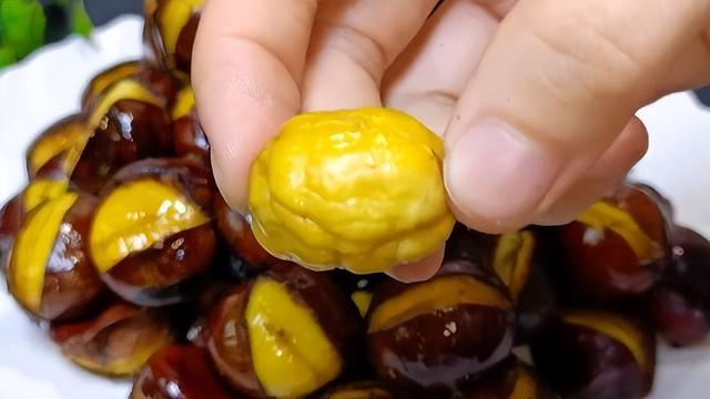 怎样把板栗从树上取下来—怎样得到好的板栗，板栗怎么取出来（板栗快速去壳的小妙招）