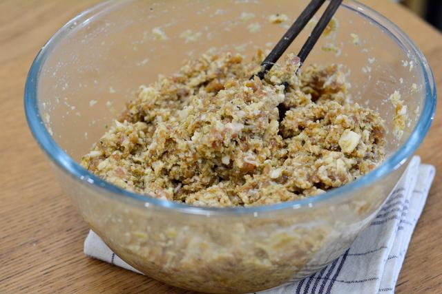 马蹄肉饼怎么做好吃，马蹄肉饼汤怎么做好吃（用猪肉和荸荠做肉饼）