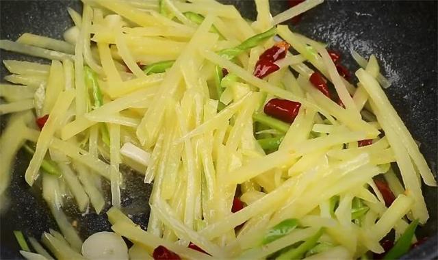 家常土豆丝怎么炒好吃又简单，土豆丝怎么炒好吃又简单（土豆丝又脆又好吃）