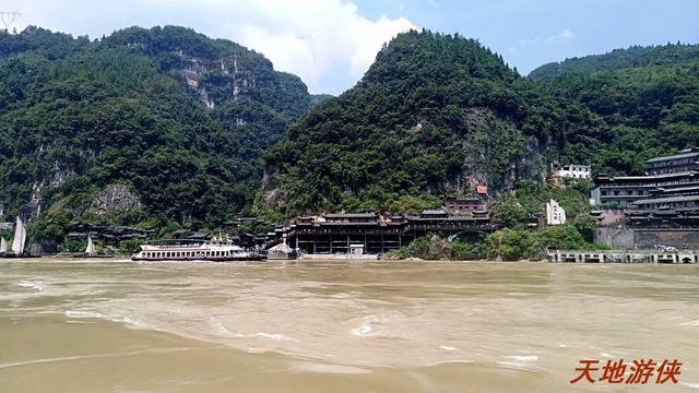 葛洲坝和三峡大坝，长江的水利枢纽三峡葛洲坝（湖北宜昌：乘船过葛洲坝）