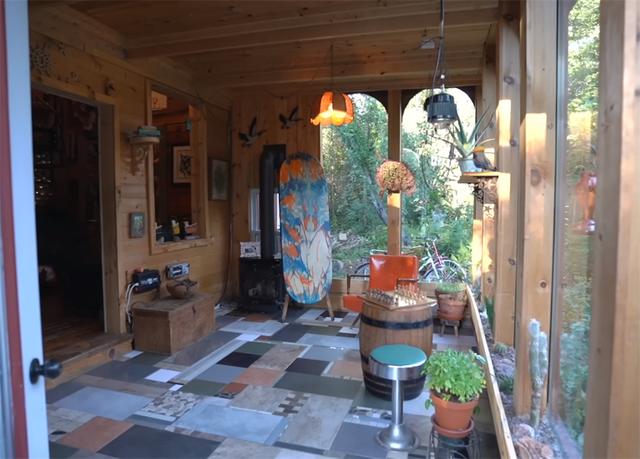 太阳能小屋设计，别墅低成本装修风格（夫妻俩买下田园小木屋）