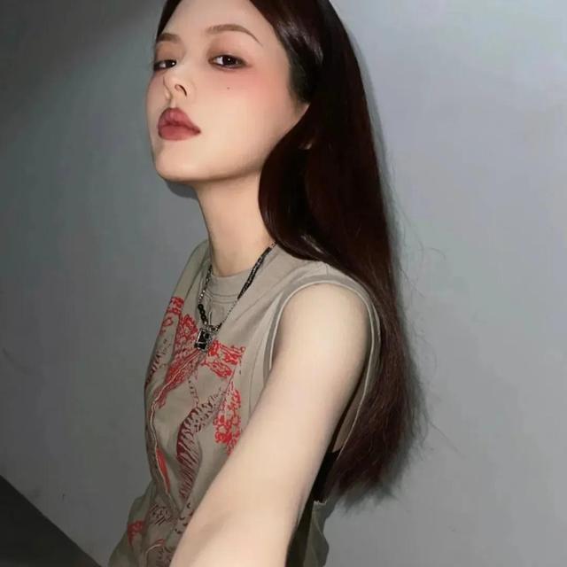 御姐高清头像微信，御姐高清头像（成熟不是为了走向复杂）
