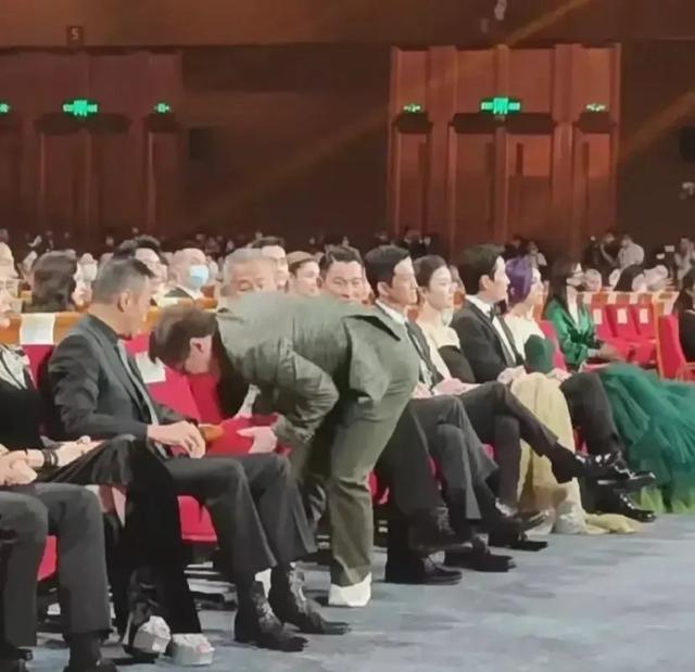 成龙在舞台上最尴尬的一次，成龙在金鸡奖颁奖礼现场亲自修座椅