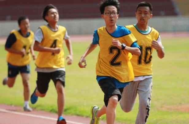 八百米怎么跑不累，跑八百怎样不累（体育老师公认的“跑步法”）