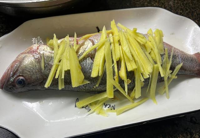 蒸鱼豉油怎么用，蒸鱼豉油做什么菜可以用（清蒸鱼时，放花生油还是玉米油）