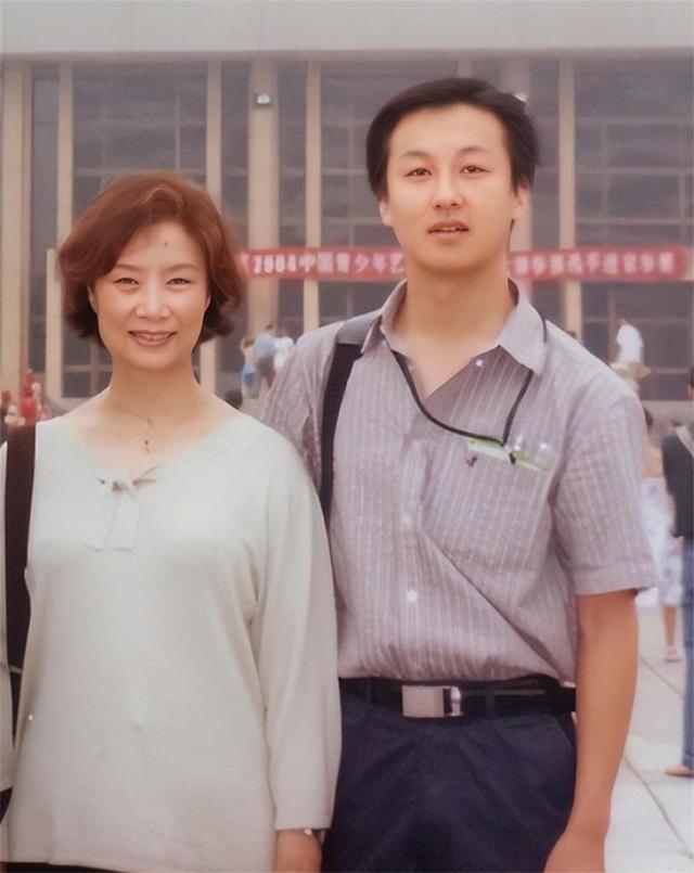 吕中个人资料简介，吕中：嫁小学同窗恩爱一生