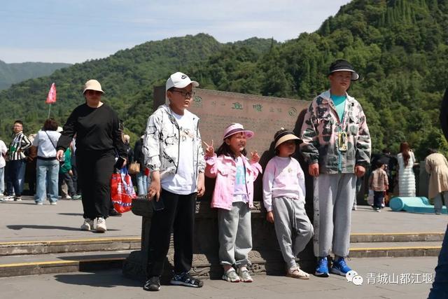 成都市青城山都江堰旅游景区，这个五一青城山-都江堰景区超火爆