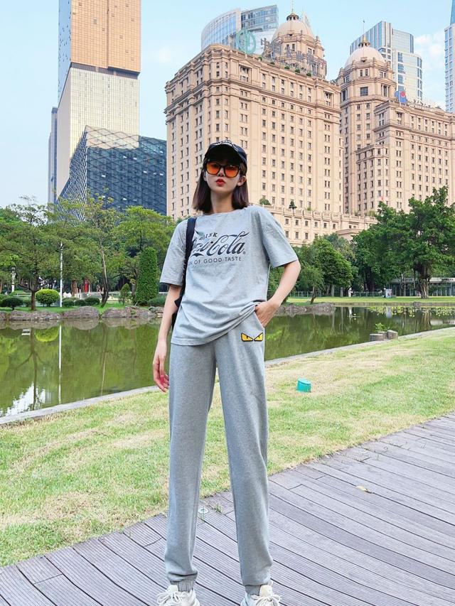 fendi小怪兽款衣服，22FW植绒小怪兽长裤坯布水洗手感看似简单的款式