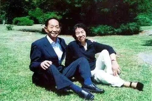 袁隆平现任妻子是谁，袁隆平老婆现任老婆（袁隆平和妻子邓哲）