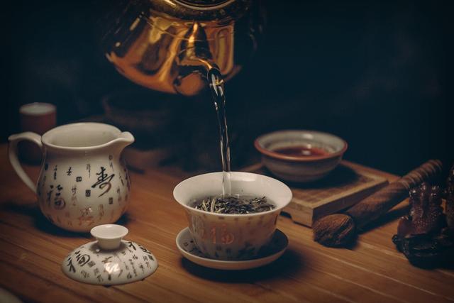 红茶和乌龙茶的区别，哪些茶叶属于红茶（绿茶、红茶、乌龙茶）