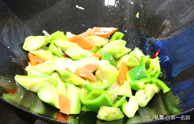 夏季饮食吃什么好，夏季饮食吃什么好消化（少吃苦瓜和番茄）