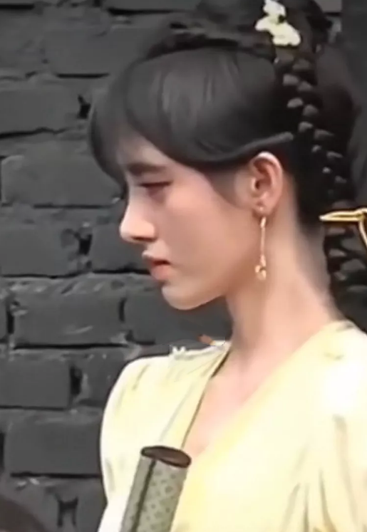 鞠婧祎花戎最新路透，鞠婧祎路透照：高鼻子大粗眉