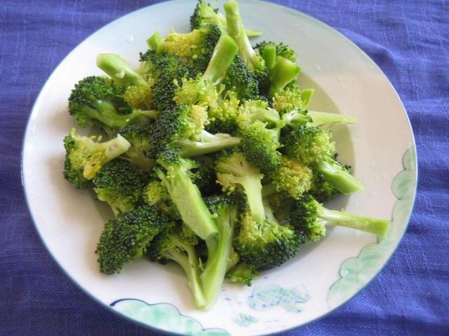 西兰花排骨创意菜名，西兰花创意菜品（教你营养解馋的西兰花烧排骨）