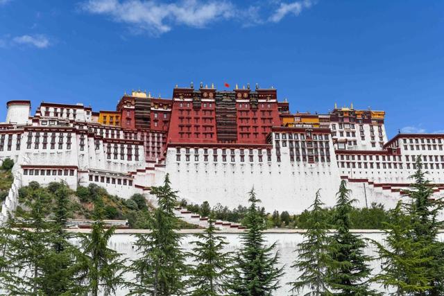 大昭寺简介，大昭寺释迦牟尼佛像（被藏族人称为“圣路”的地方）