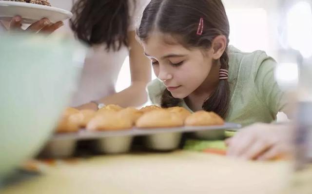 淡奶油可以直接吃吗，生蛋清打发的淡奶油可以直接吃吗（烘焙小知识如何选购淡奶油）