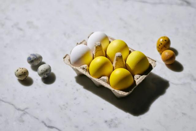 怎么挑选新鲜的鸡蛋，如何挑选新鲜鸡蛋（蛋壳粗糙、带点鸡屎的鸡蛋更新鲜）