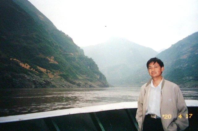 葛洲坝和三峡大坝，长江的水利枢纽三峡葛洲坝（湖北宜昌：乘船过葛洲坝）