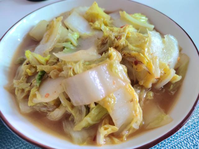 清炒洋葱怎么做这个菜，清炒洋葱怎么做这个菜呢（洋葱炒鸡蛋清炒大白菜）