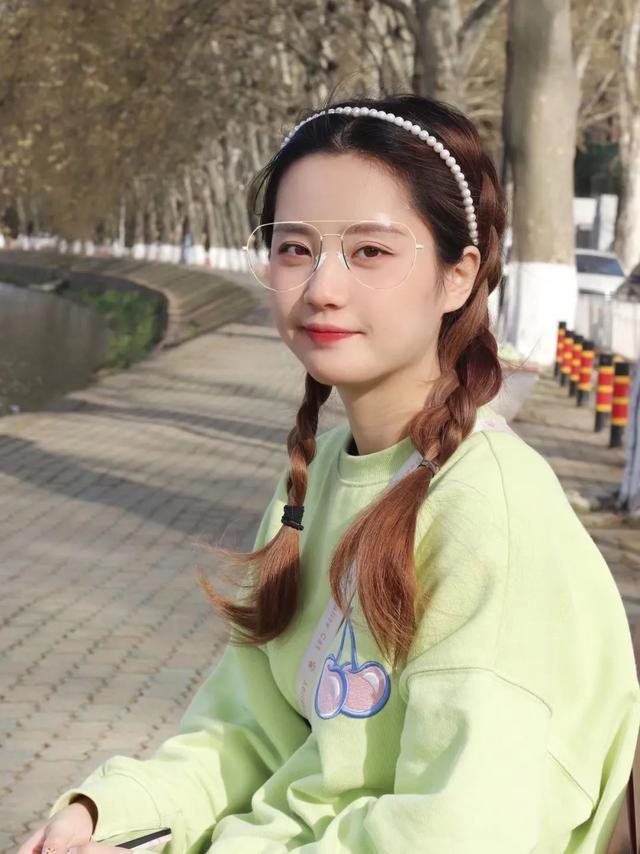 圆脸适合什么眼镜，圆脸适合什么眼镜框女（不同脸型适合什么样的配饰）