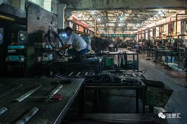 注射机的料筒如何清洗，注射机的料筒如何清洗（注塑厂清洁炮筒螺杆的土方法）