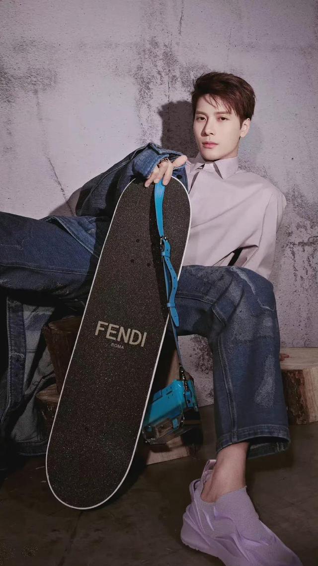 王嘉尔不明显背景图，王嘉尔封面照（王嘉尔壁纸背景图）