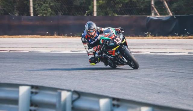 如何成为一名职业赛车手，怎么成为职业赛车手（原来普通人也可以成为专业车手）