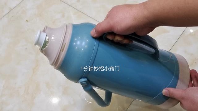 热水瓶内胆水垢怎么去除，热水瓶内胆水垢厚怎么办（只需暖瓶里倒一点）
