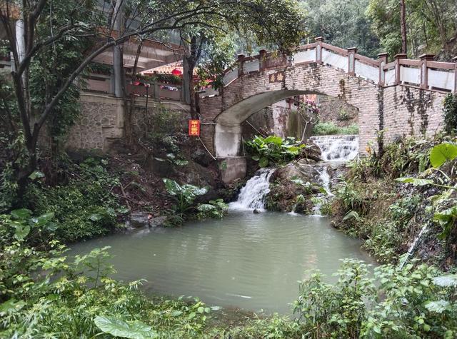 山涧溪水诗词佳句，描写山涧流水的优美句子（山涧小溪——一种惬意的生活）