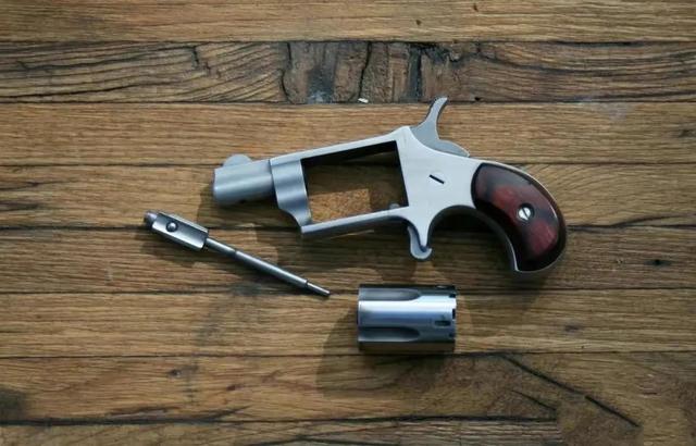 女子防身器，女子防身器材网（可以轻松装入化妆包的角响尾蛇转轮手枪）